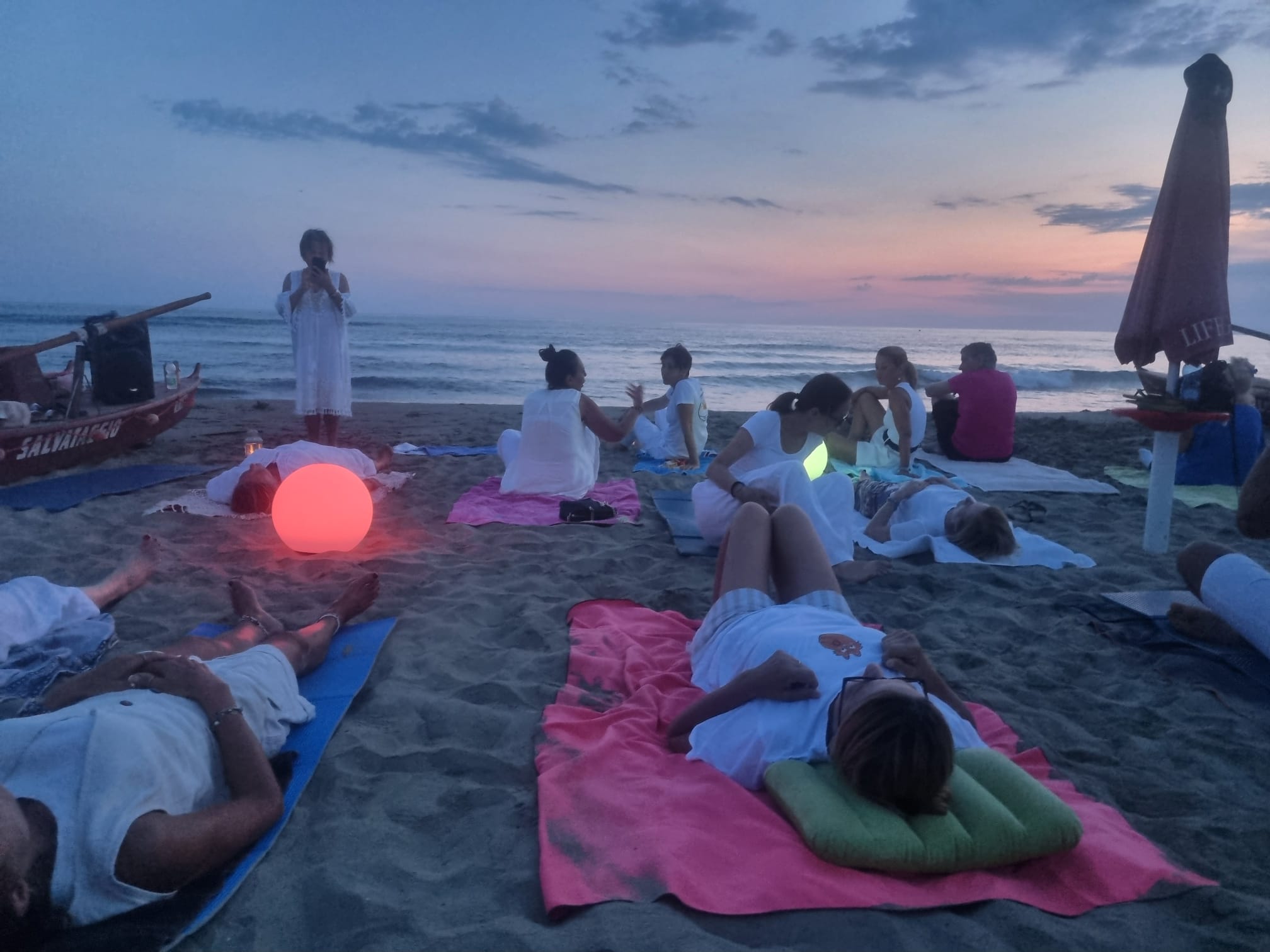 Cerchio di meditazione al tramonto sul mare