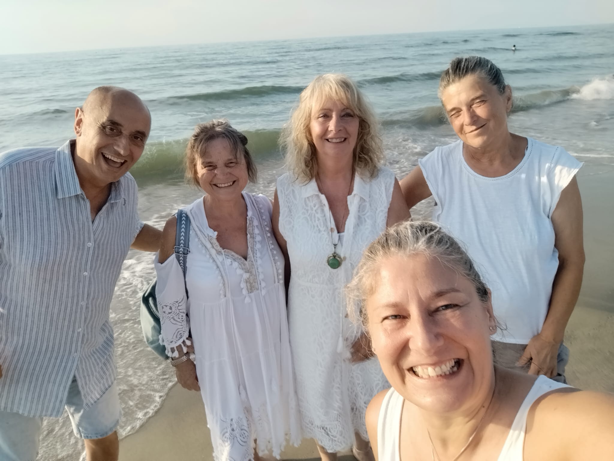 Selfie di gruppo in spiaggia