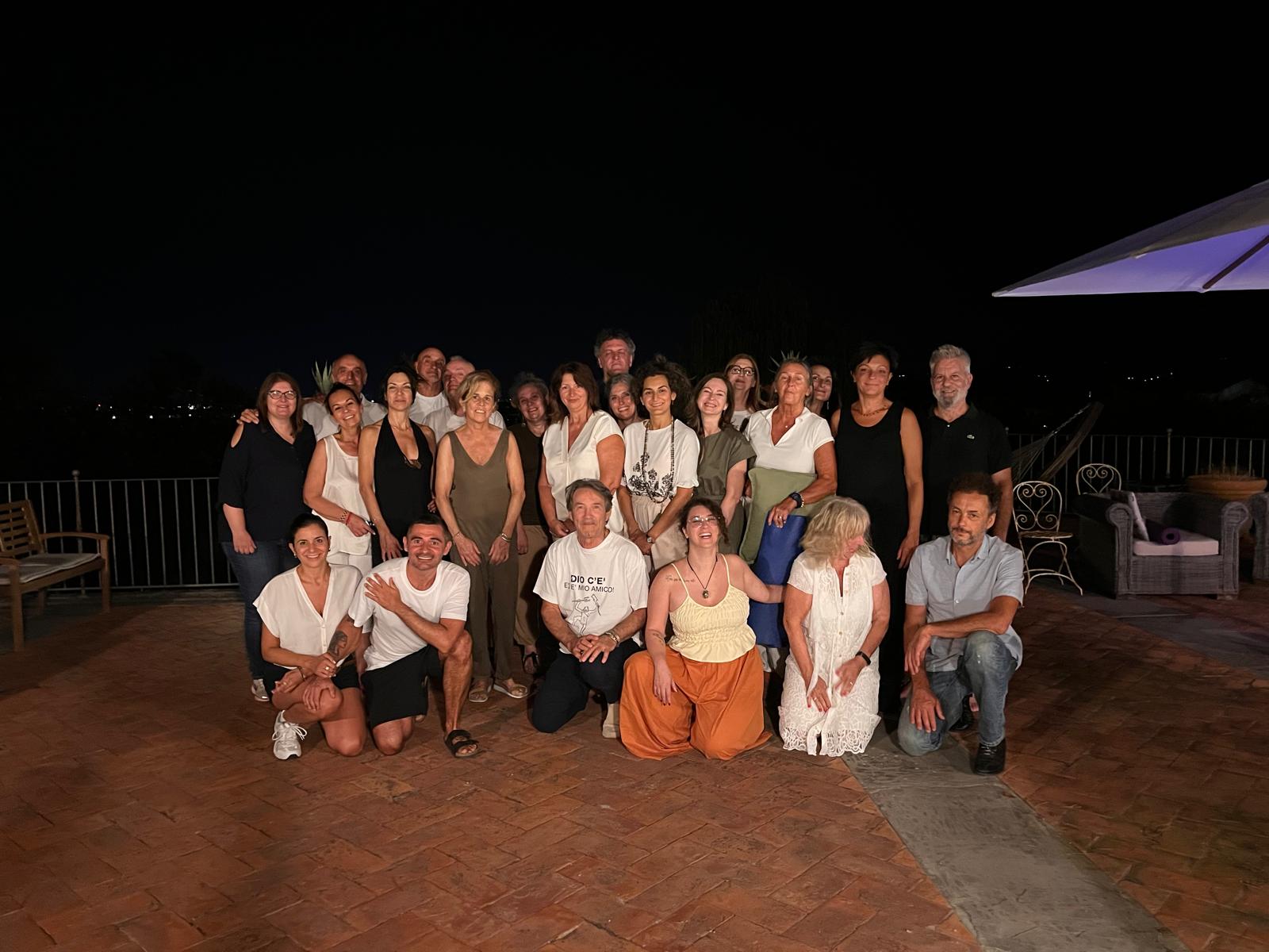 Foto di gruppo notturna in villa