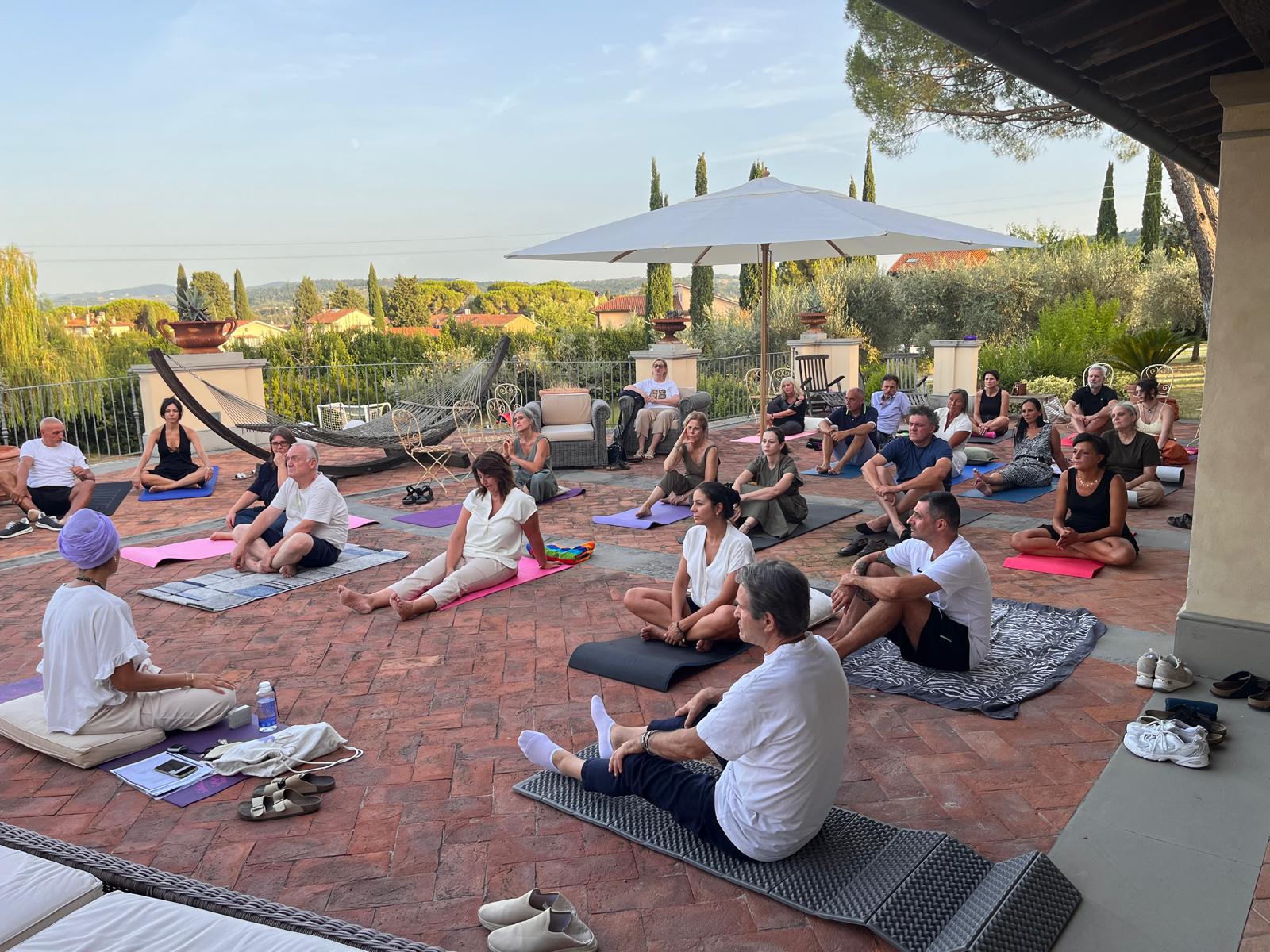 Meditazione di gruppo in villa